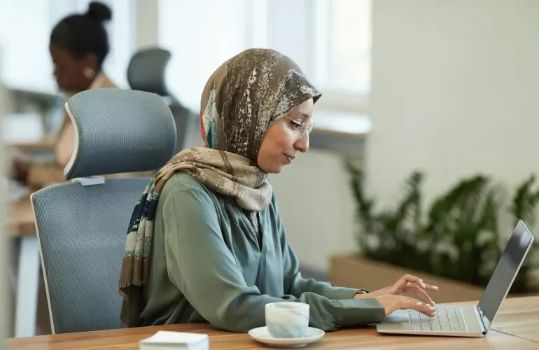 المرأة العربية بين العمل والدراسة: تحديات وفرص