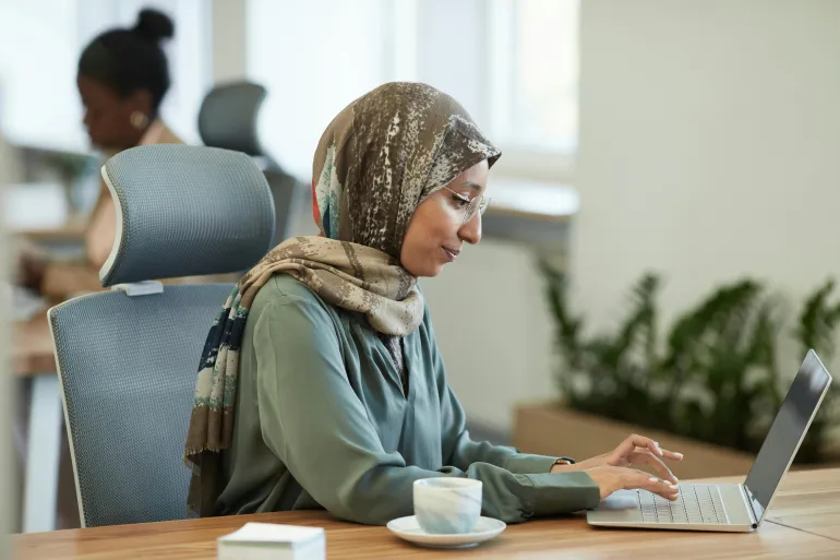 المرأة العربية بين العمل والدراسة: تحديات وفرص