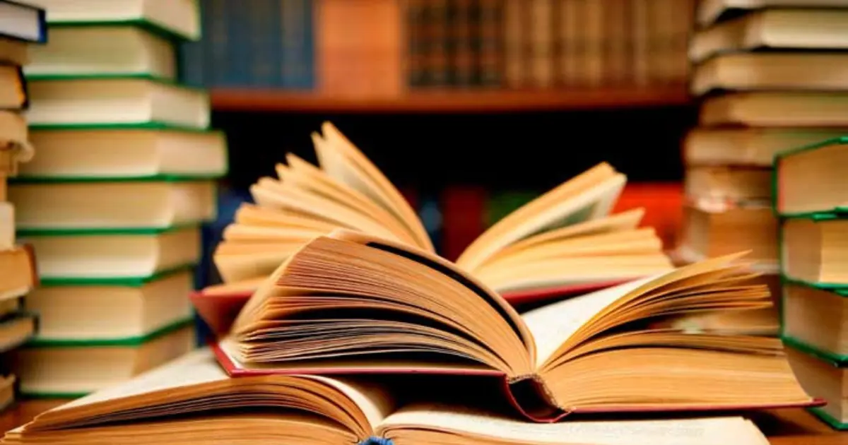 أشهر 10 كتب عربية حققت ضجة في 2025: قائمة لا بد من قراءتها
